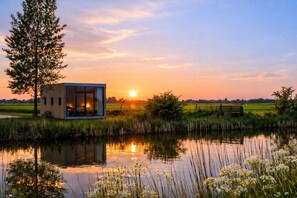 A modern cabin by a lake with a sunset view. - Pean-buiten Weidum (Weidum)