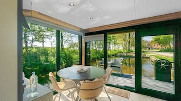 Luxury Cabin, 2 Bedrooms, Kitchen, Harbor View | Living area