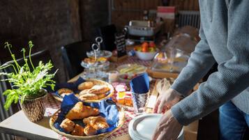 فطور من الأطباق المحلية يوميًا بتكلفة قدرها (17.50 EUR للشخص)