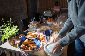 Daily local cuisine breakfast (EUR 17.50 per person) - Pean-buiten Weidum (Weidum)