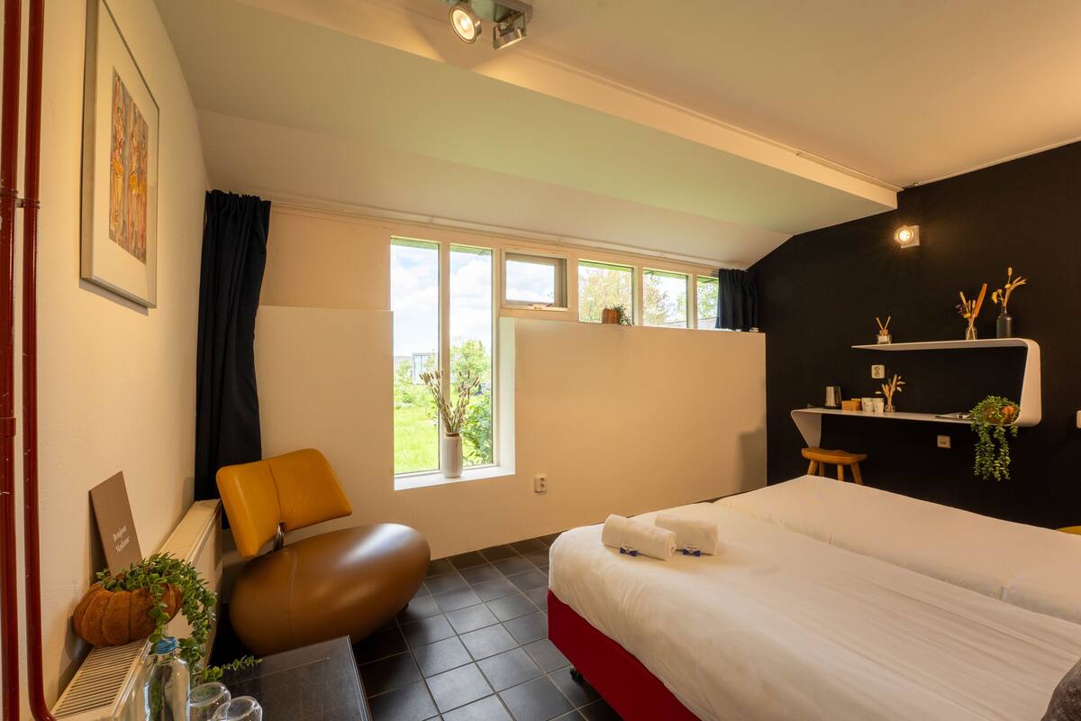 Habitación Confort doble, 2 camas individuales, baño privado, planta baja | 1 dormitorio, minibar, caja fuerte y decoración individual