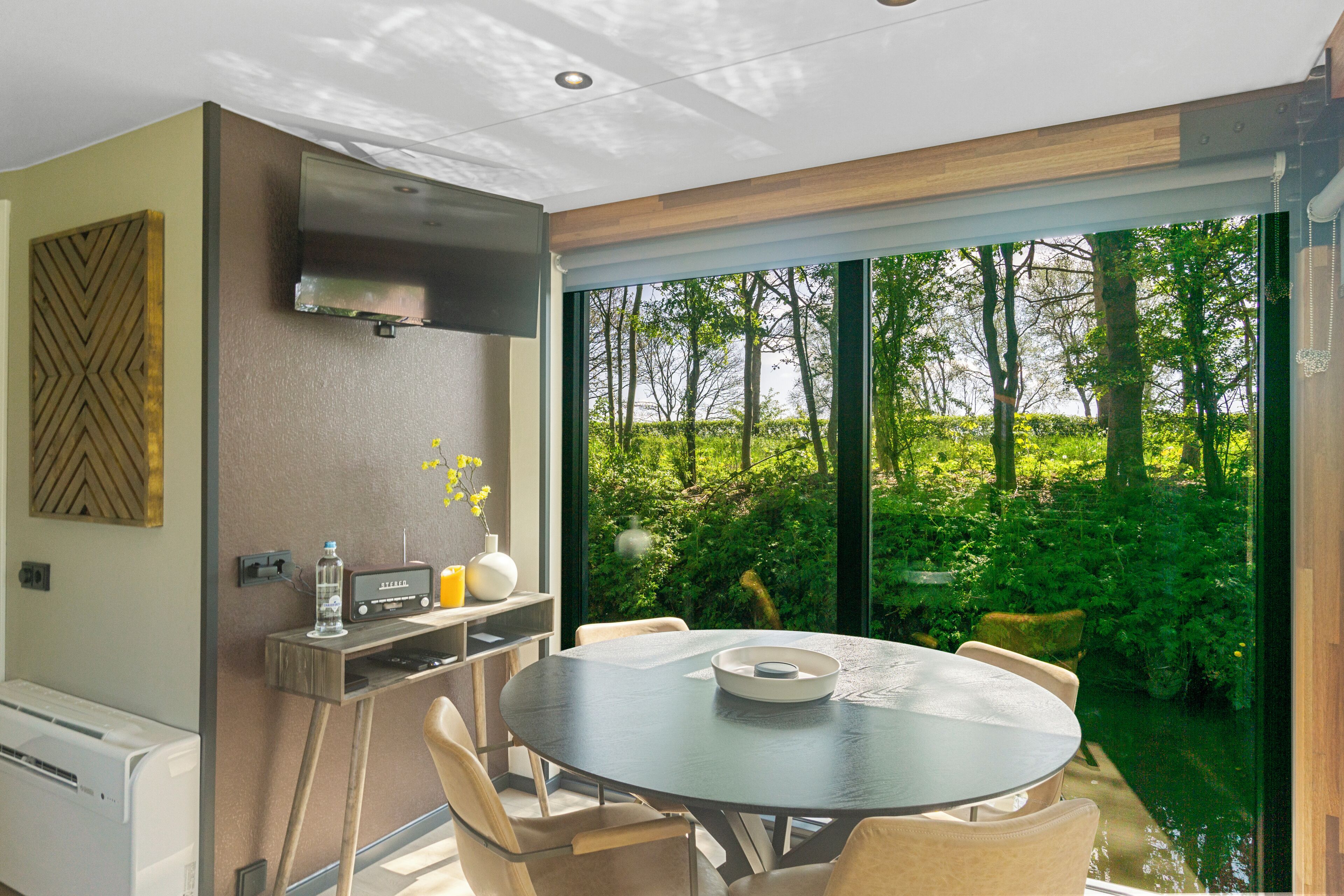 Luxury Cabin, 2 Bedrooms, Kitchen, Harbour View | Living area