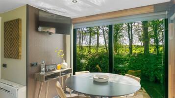 Luxury Cabin, 2 Bedrooms, Kitchen, Harbour View | Living area