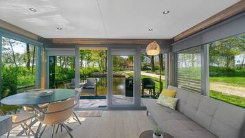 Luxury Cabin, 2 Bedrooms, Kitchen, Harbor View | Living area