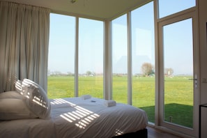 Luxury-Doppelzimmer, Terrasse, Parkblick | 1 Schlafzimmer, Minibar, Zimmersafe, individuell dekoriert