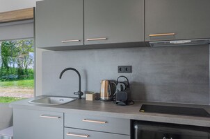 Chalet rustique luxueux, 2 chambres, cuisine, vue sur le port | Cuisine privée | Réfrigérateur, produits de nettoyage écologique