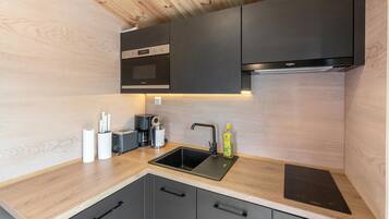 Fridge, microwave, stovetop, dishwasher