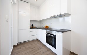 Refrigerador, horno, lavavajillas y cafetera y tetera 