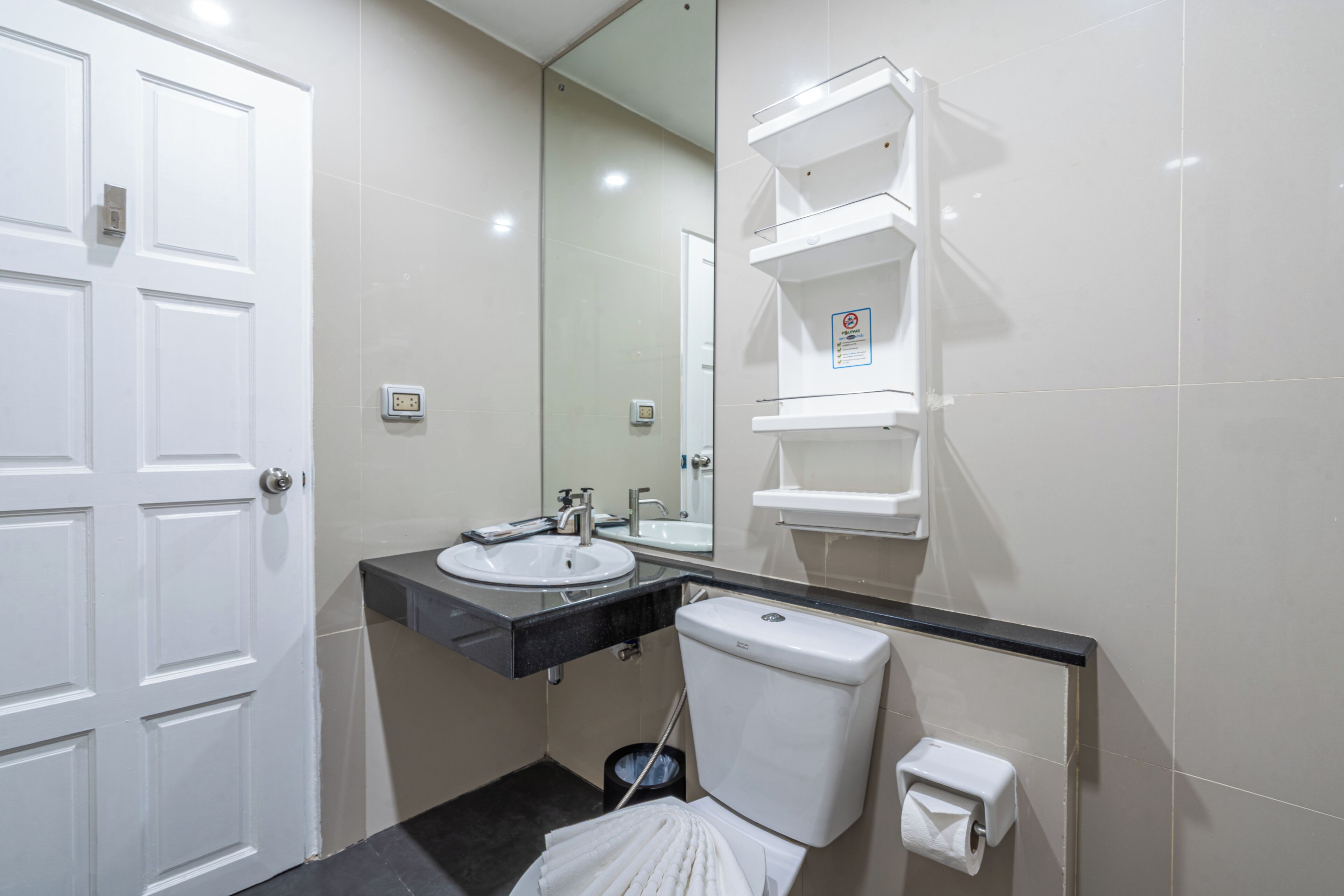 Habitación Deluxe doble, balcón, vistas a la ciudad | Baño | Ducha, toallas, jabón y champú