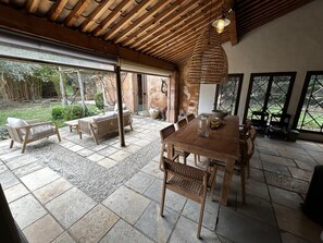 Dining - Authentic, charming gîte between Gard and Ardèche (Saint-Christol-de-Rodières)