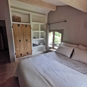 4 bedrooms, iron/ironing board, WiFi, bed sheets