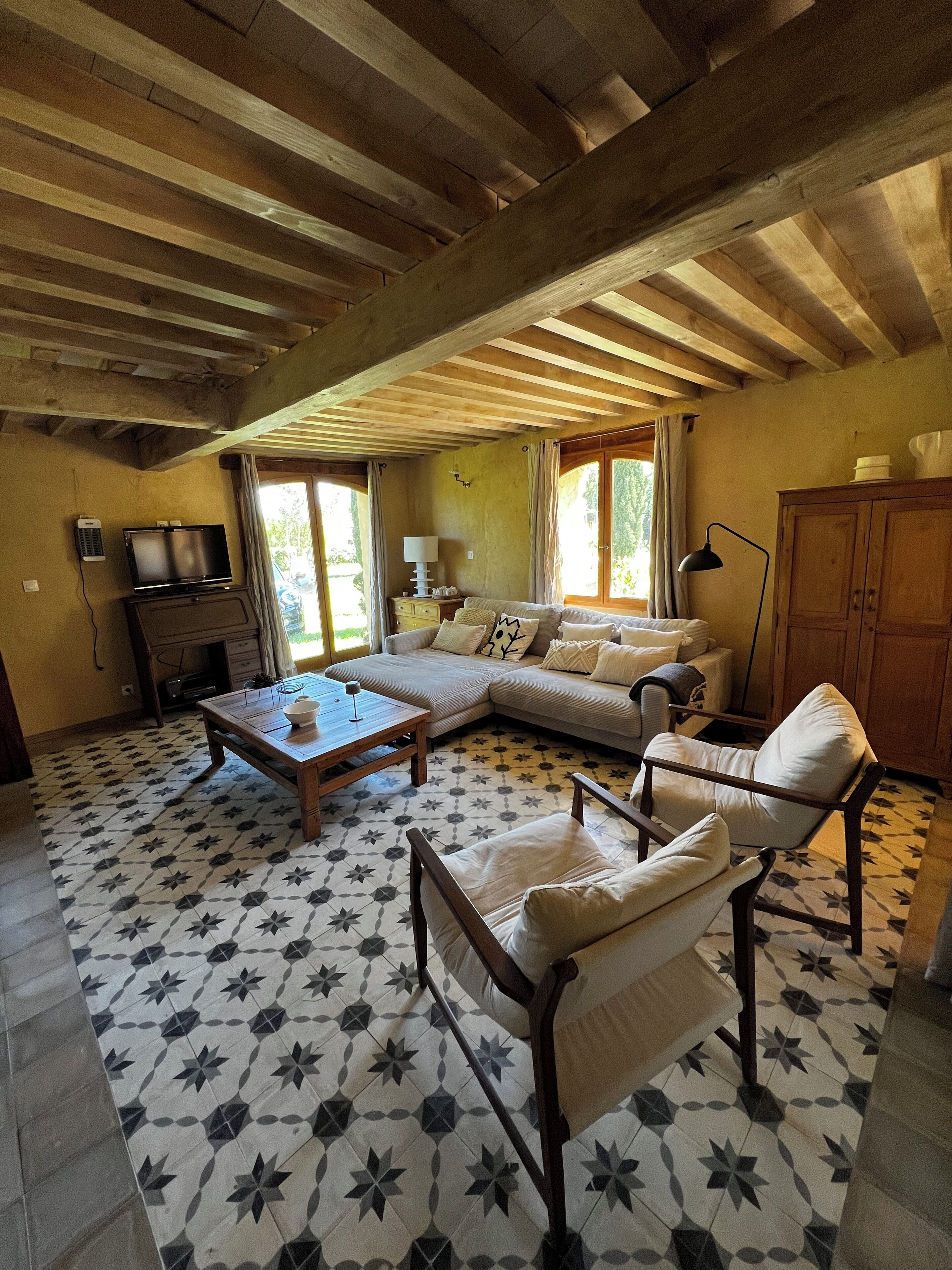 Televisie, een open haard, een dvd-speler en een tafeltennistafel