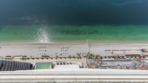 View from property - Maison Privee - Coastal Living w/ Uninterrupted Sea and Palm Views (Dubai)