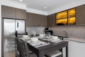 Dining room - Maison Privee - Coastal Living w/ Uninterrupted Sea and Palm Views (Dubai)