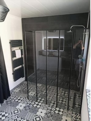 Haartrockner, Handtücher, Seife, Toilettenpapier