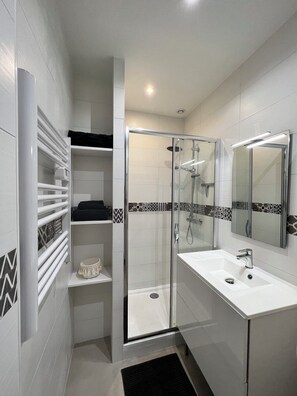 Shower, hair dryer, towels, soap