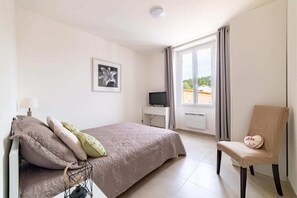 2 bedrooms, desk, iron/ironing board, travel cot