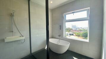 Een haardroger, handdoeken, zeep, shampoo