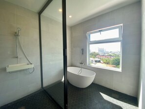 Een haardroger, handdoeken, zeep, shampoo