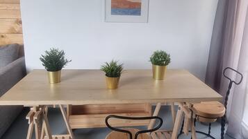 Apartamento, várias camas, sacada, vista para a cidade | Área de estar