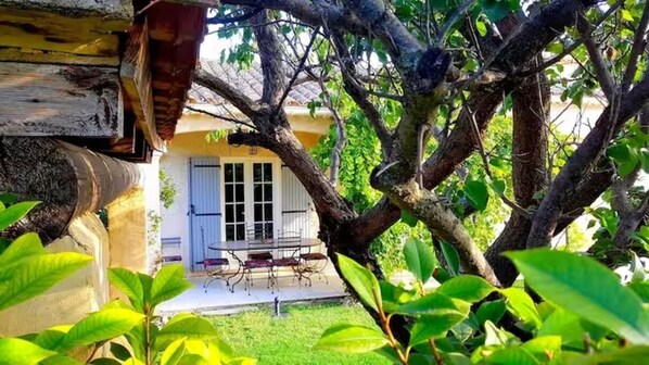 Outdoor dining - A haven of peace in the heart of Orange (Orange)