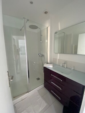 Douche, sèche-cheveux, papier toilette