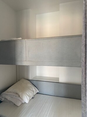 3 bedrooms, desk, iron/ironing board, travel crib