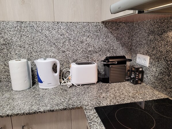 Kühlschrank, Mikrowelle, Ofen, Herdplatte