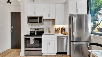 Een koelkast, een magnetron, een oven, een kookplaat