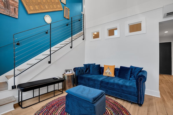 Smart TV - Elegant 2BR near French Quarter with FREE parking. Steps to Frenchmen Street jazz. (New Orleans)
