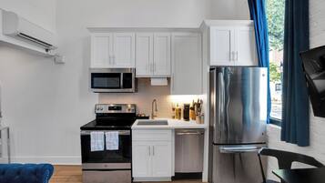 冰箱、微波炉、烤箱、炉灶