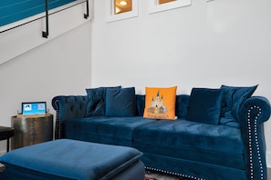 Smart TV - Elegant 2BR near French Quarter with FREE parking. Steps to Frenchmen Street jazz. (New Orleans)