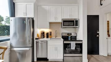 Een koelkast, een magnetron, een oven, een kookplaat