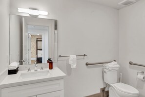 Sèche-cheveux, serviettes fournies