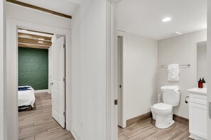 Een haardroger, handdoeken