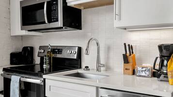 Een koelkast, een magnetron, een oven, een kookplaat