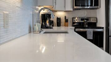 Een koelkast, een microgolfoven, een oven, een kookplaat