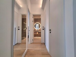 Apartament de luxe, balcó, vistes a la ciutat | Bany | Dutxa, assecador de cabells, tovalloles i sabó 