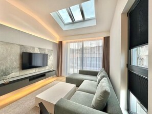 Apartament Deluxe, 1 dormitori | Sala d'estar | Televisor LCD de 45 polzades amb canals digitals 