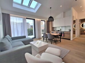 Apartament de luxe, balcó, vistes a la ciutat | Sala d'estar | Televisor LCD de 45 polzades amb canals digitals 