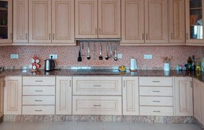 Een koelkast, een kookplaat, een vaatwasser