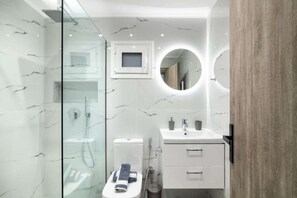 Ducha, secador de pelo y toallas