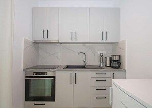 Jääkaappi, uuni, liesi, kahvin-/teenkeitin