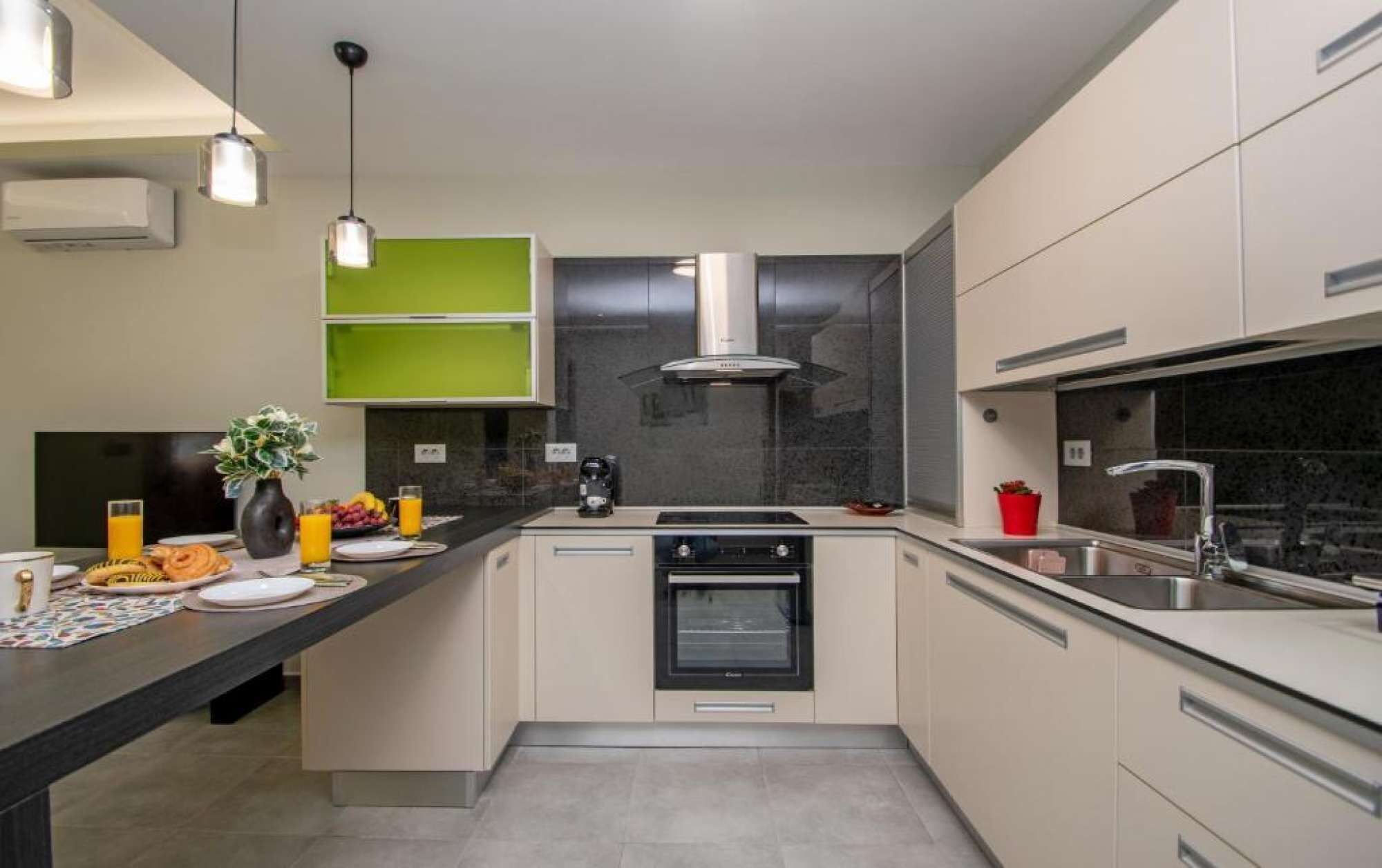 Kühlschrank, Ofen, Herdplatte, Wasserkocher mit Kaffee-/Teezubehör