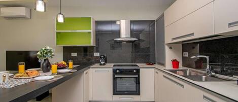 Kühlschrank, Ofen, Herdplatte, Wasserkocher mit Kaffee-/Teezubehör