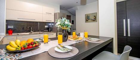 Fridge, oven, stovetop, coffee/tea maker