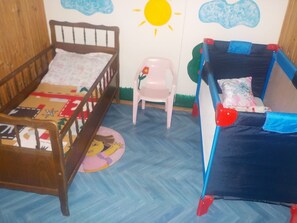 2 Schlafzimmer, Reisekinderbett, WLAN, Bettwäsche