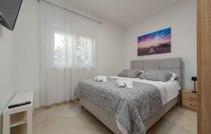 2 bedrooms, travel crib, free WiFi, bed sheets