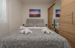 2 bedrooms, travel cot, free WiFi, bed sheets - Stunning apartment in Maslenica (Maslenica)