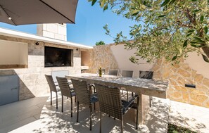 Outdoor dining - Stunning apartment in Maslenica (Maslenica)